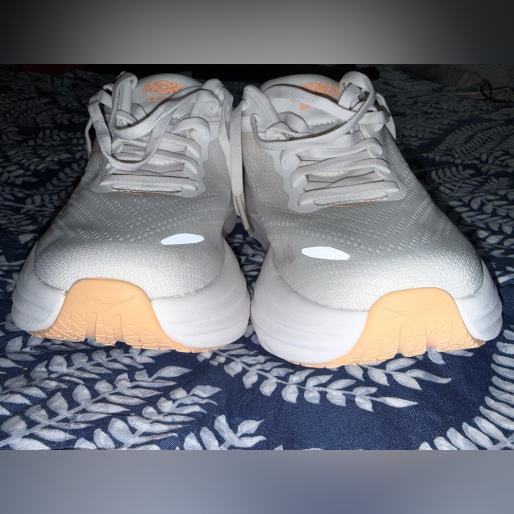 Hoka Bondi 8 White/Cantalope Running Shoes size 7.5b